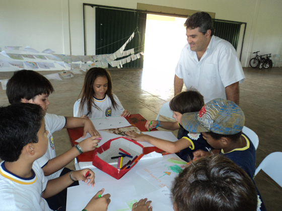 Marcelo Otaviano conferindo de perto os trabalhos de um grupo de alunos